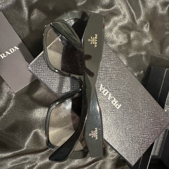 Prada sunglasses - Picture 7 of 8